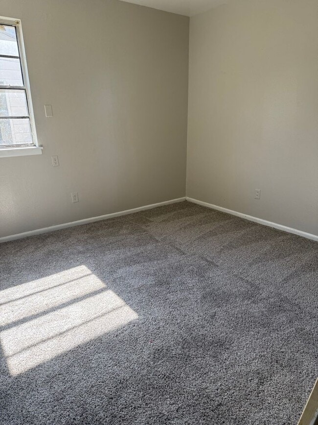 Building Photo - 3 bedroom 1 bathroom