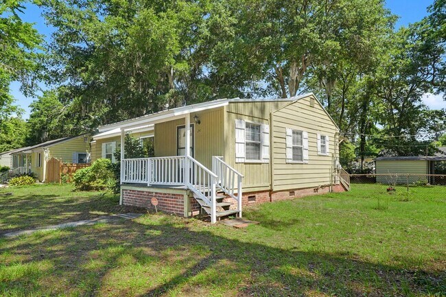 Photo - 3 Bed 2 Bath Home with Great Outdoor Space!