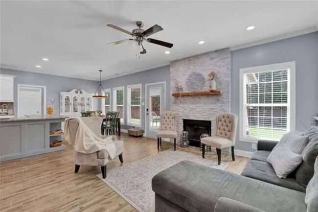 Photo - 828 Windsor Oak Cir