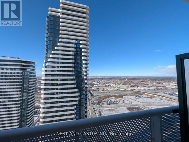 Photo - 8 Interchange Wy Unité 4901