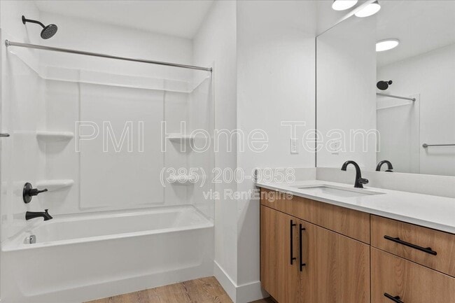Building Photo - 3378 Washington Blvd Unit 108