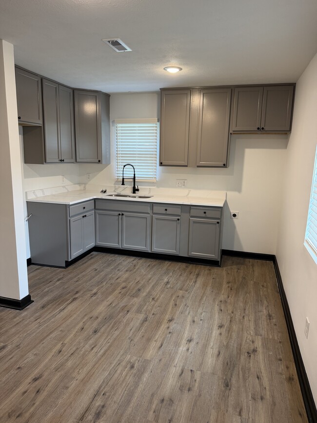 Building Photo - 2020 Val Vista Ct