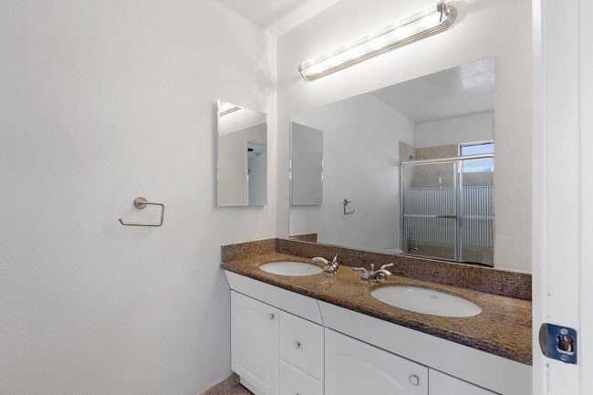 Building Photo - Gorgeous 4-Bedroom Pool Home South of the ...