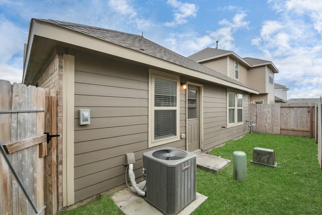 Building Photo - 15826 Menlow Bend Dr