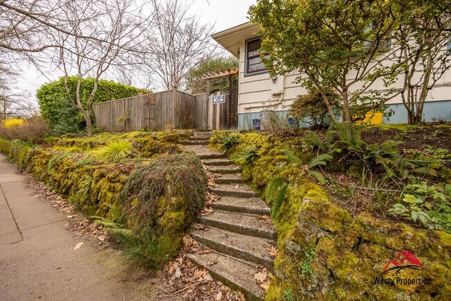 Photo - 3205 NE Davis St