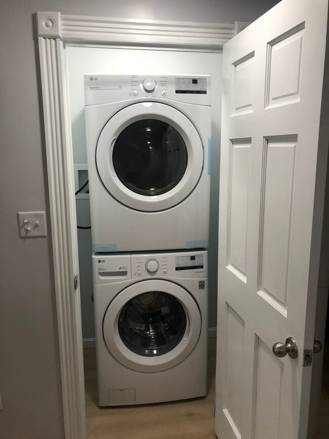 In unit washer and dryer - 9129 Heritage Ct Unidad Lower Level