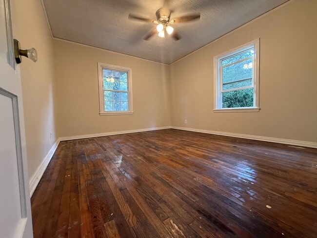 Photo - 650 Ave F NE