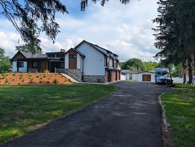 675 W Gilbert Rd