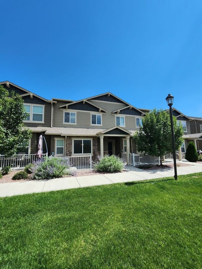 Building Photo - Beautiful Townhome