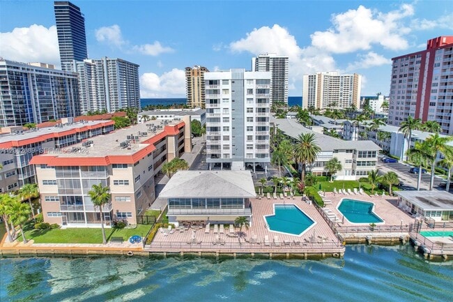 Building Photo - 3113 S Ocean Dr Unit 804