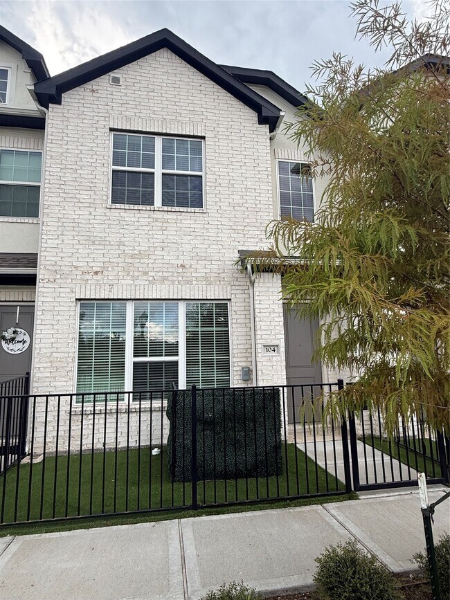 Building Photo - 12400 Greens Rd Unit 104