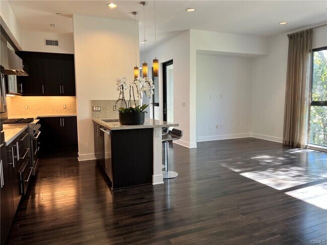 Photo - 402 Rockefeller Unidad 212