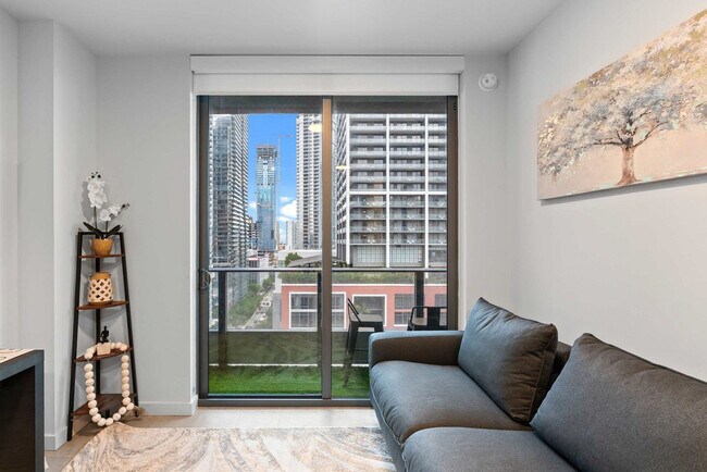 Photo - 121 NE 5th St Unidad SI FL17-ID1496948P