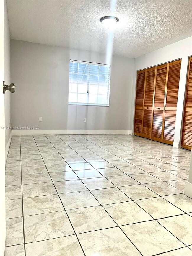 Building Photo - 3264 W 70th St Unit 201 Rental