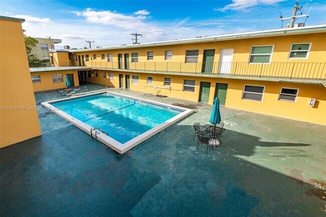 Building Photo - 1975 NE 135th St Unit 3B