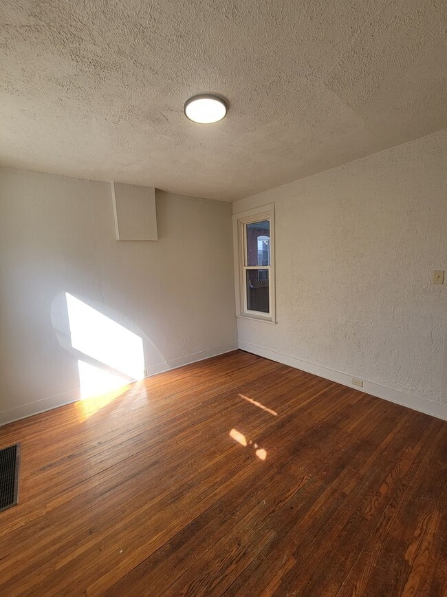 Photo - 915 Blunston St