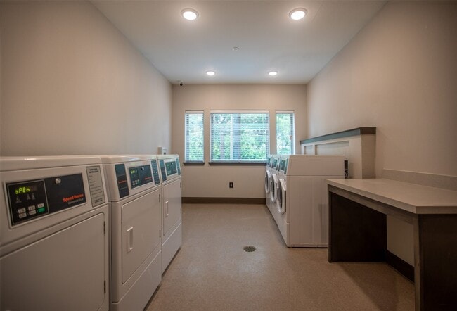 Building Photo - 1515 Roosevelt Ave Unit 100 Rental