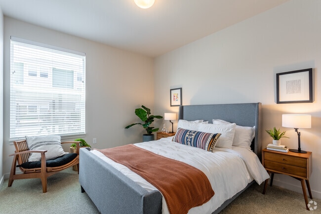 2BR, 1BA - 1,010 SF