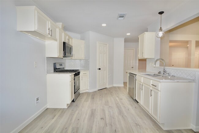 Photo - 2020 Ward St