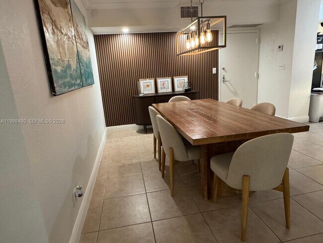 3600 Mystic Pointe Dr Unit 910