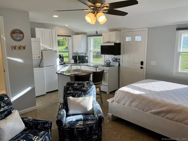 Photo - 424 Pequot Ave