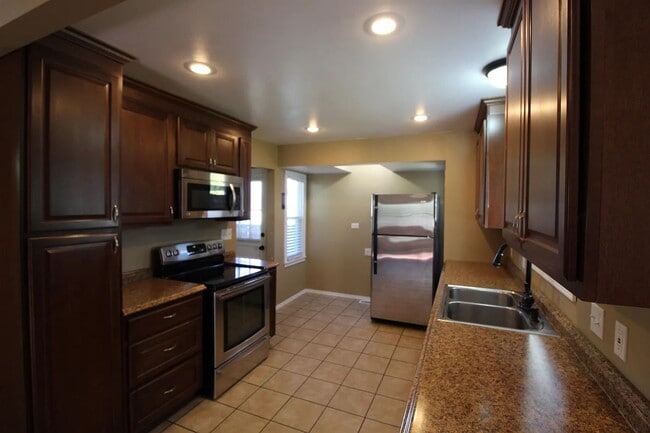 Building Photo - Charming 3-Bed 2-bath on Northside with Ba... Rental