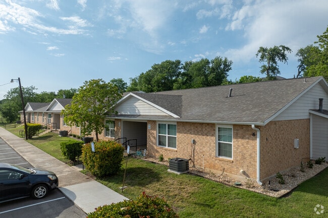 Alternar - Legacy Landing Apartments