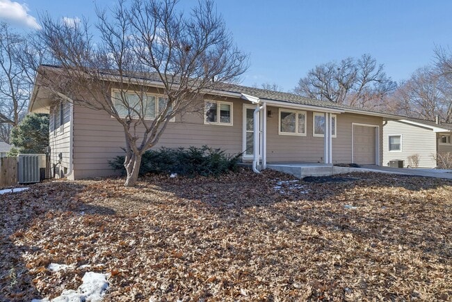 Photo - Inviting 4-Bedroom Lincoln Home with Walkout Lower Level & Easy-Access Entry!!