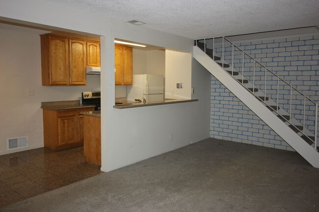 Building Photo - 2 Bedroom Condo For Rent