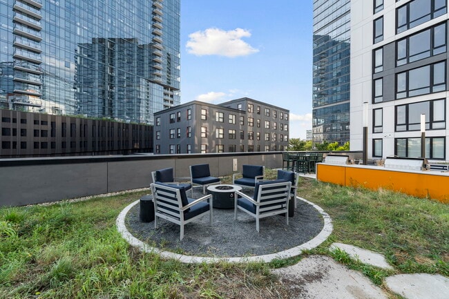 Building Photo - Bright 3BR Stylish Apartment Near North Ave Shops