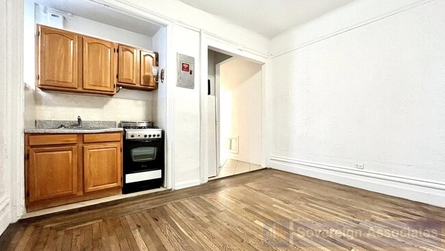 Building Photo - 45 Tiemann Pl Unit 1R Rental