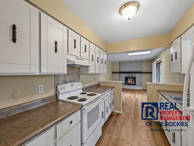 Building Photo - Spacious Recently Updated 4 Bed 3 Bath Hou... Rental