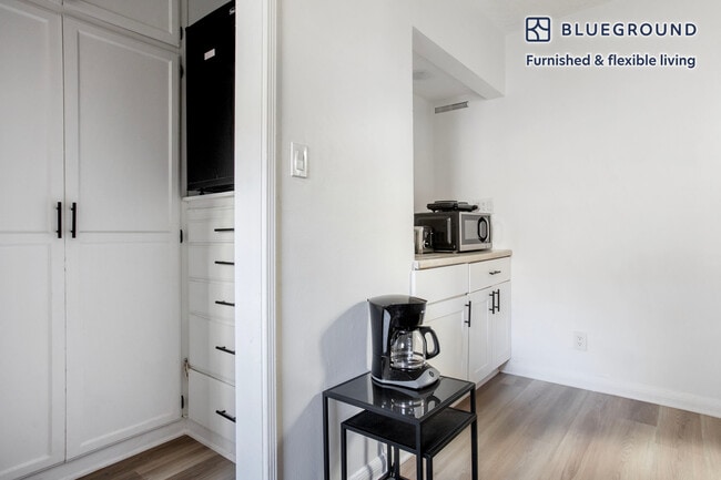 Photo - 944 Tiverton Ave Unidad FL2-ID1209