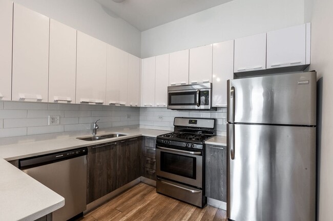 Photo - Spacious 3 Bed 2 Bath Duplex Up, In unit W/D in Humboldt Park! Unit 201