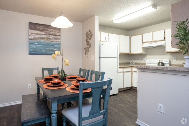 2BR, 2BA - 932SF