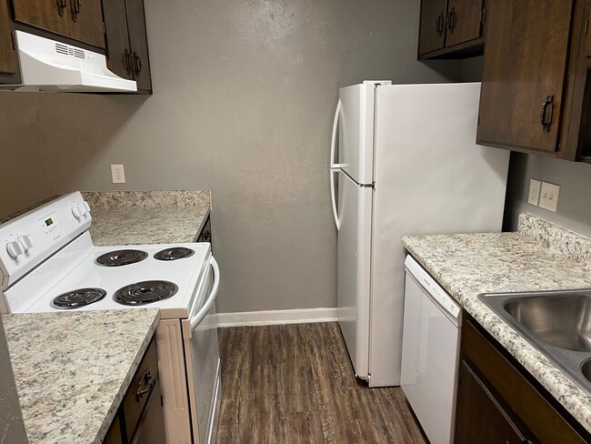 Building Photo - 2010 Bradford Ct Unit C