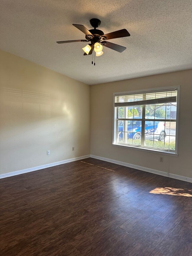 Photo - 3 Bedroom 2 Bath Pet Friendly Home.