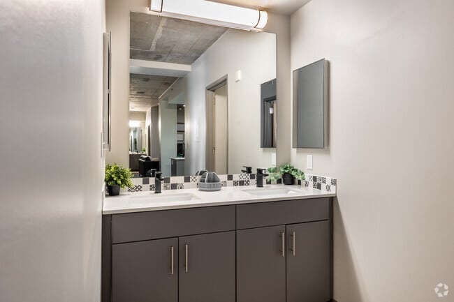4BR, 2BA - 1,000SF - Bathroom