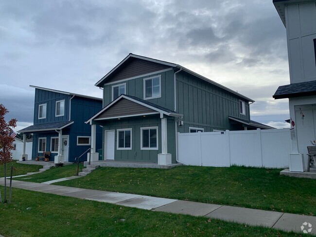 Building Photo - Post Falls Crown Pointe Home