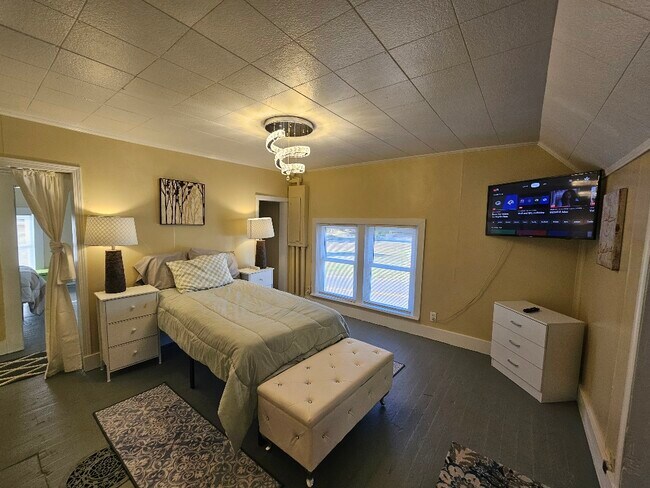 Photo - 301 Oakwood St