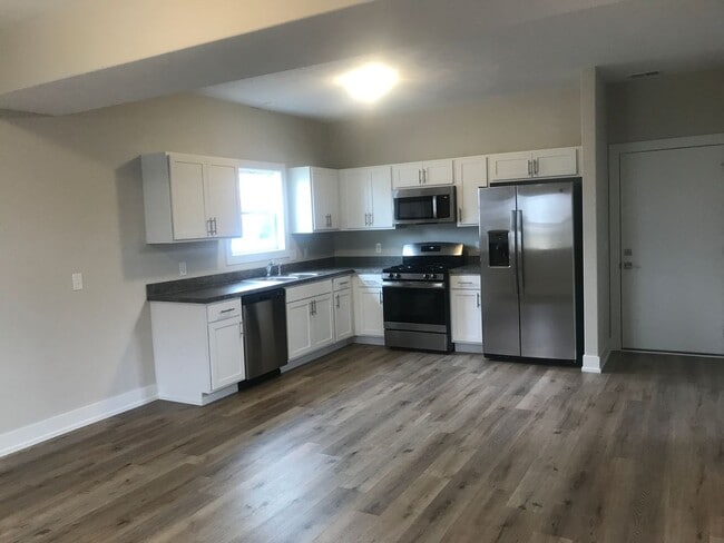 Photo - 3 bedroom 2 bath, 2 stall garage