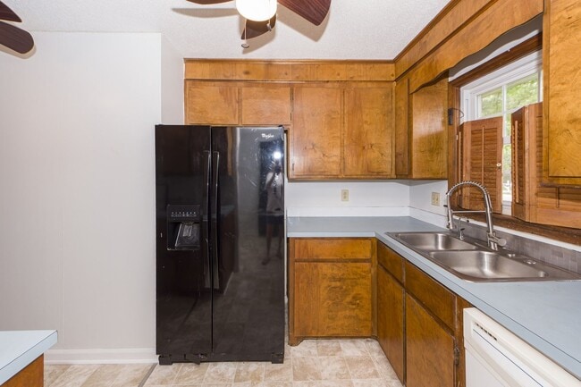 Photo - 3 Bedroom 2 Bath Home in Briarwood - Summe...