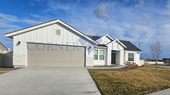 Building Photo - Like New Home With Community Pool!