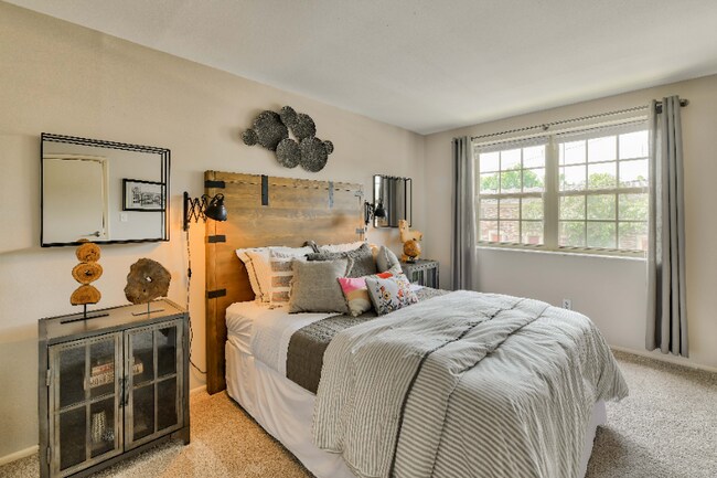 Photo - 2565 Riverside Dr Unit 3J