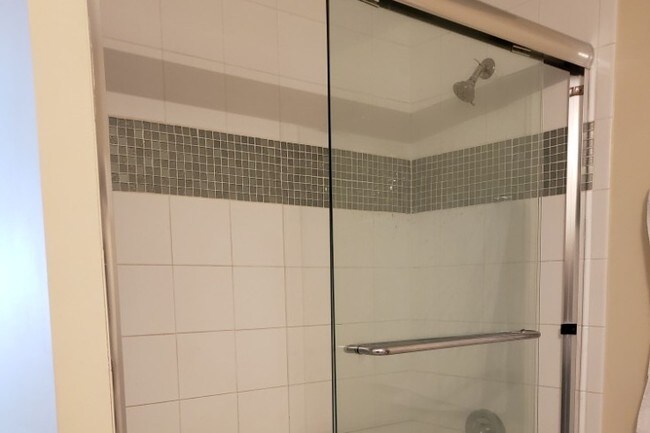 master shower bathroom - 1 Glen Royal Pkwy Unidad 1009 Rental