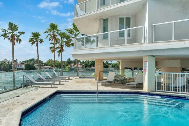 Building Photo - 5900 Collins Ave Unit 408