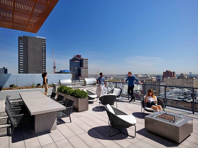 1213 Nogal-Spring_ext e - 1213 Walnut