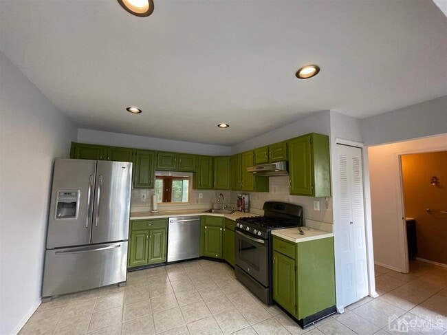 Photo - 401 Hadleigh Ln