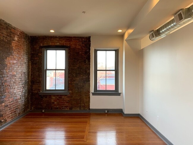 Photo - 913 Monmouth St Unit 913-3C