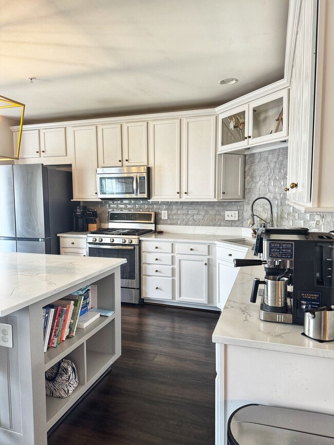 Beautiful bright kitchen with modern appliances. Gas-operated oven/stovetop - 22795 Settlers Trail Ter